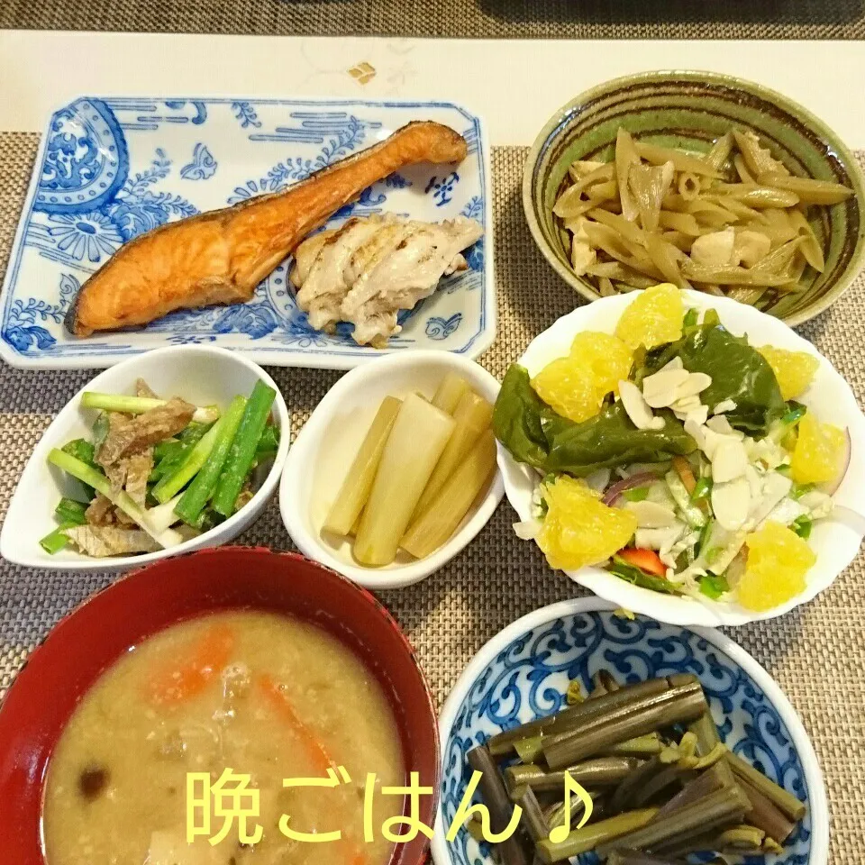 Snapdishの料理写真:今日の晩ごはん(鮭の塩焼きと…)|oomugiさん