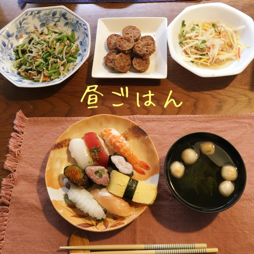 Snapdishの料理写真:スーパーで買ってきたお寿司と、昨晩の残り物、吸物|yakinasuさん