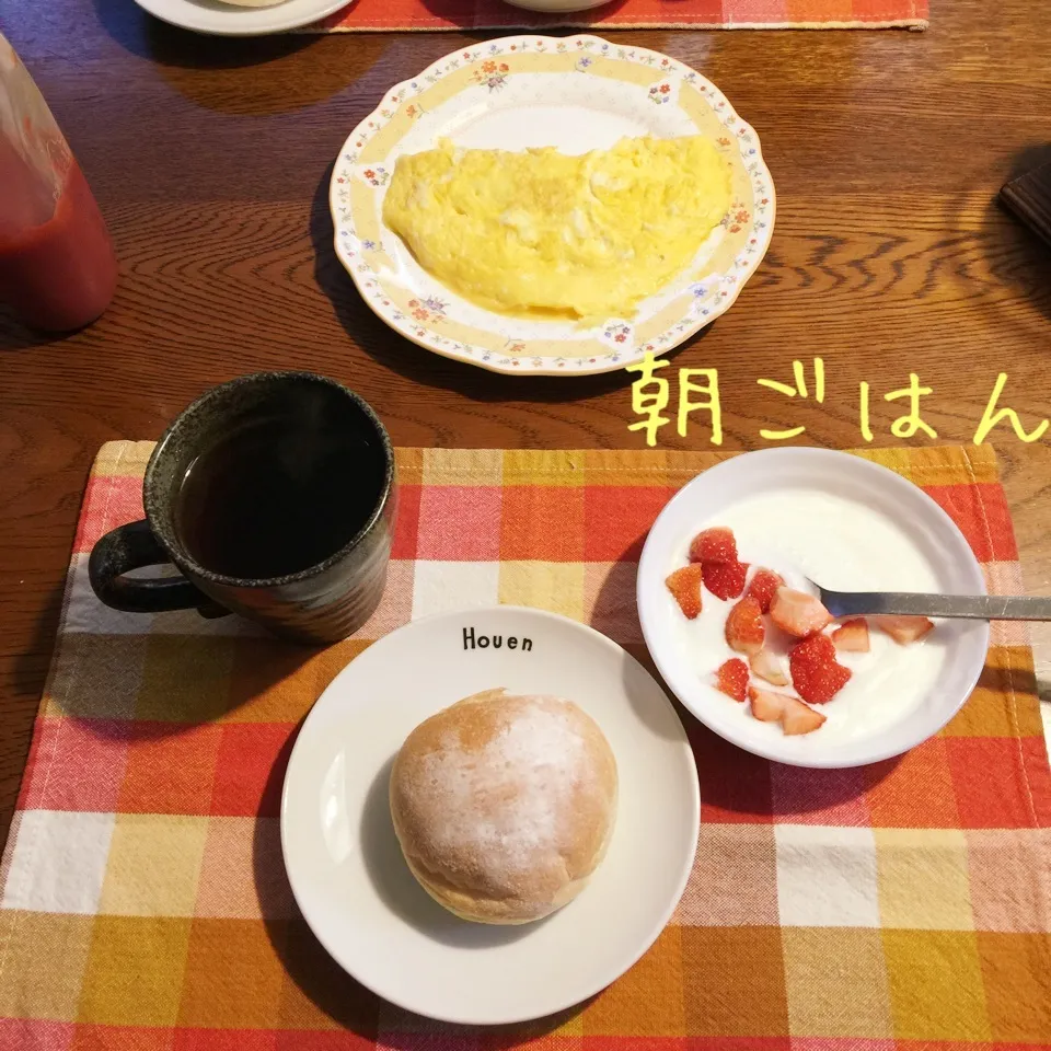 Snapdishの料理写真:湯だね酵母もっちりパン、オムレツ、ヨーグルト苺、紅茶|yakinasuさん