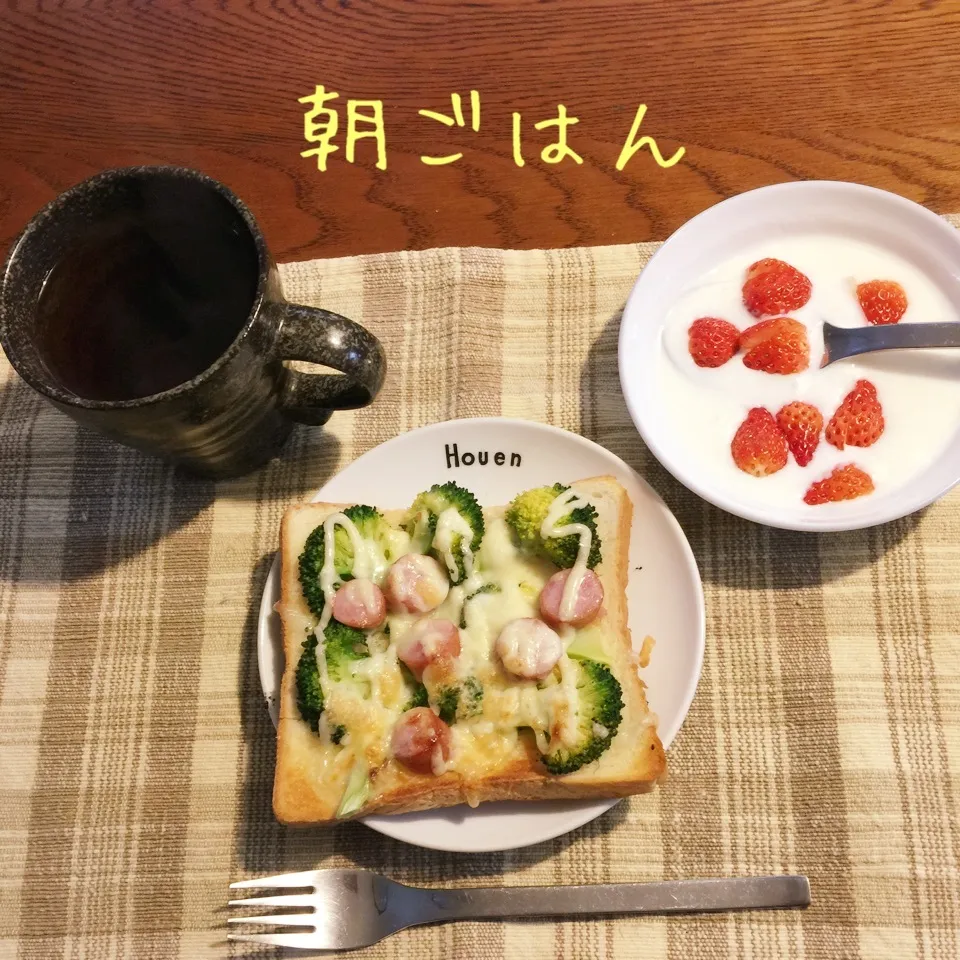 Snapdishの料理写真:ブロッコリーソーセージのトースト、ヨーグルト苺、紅茶|yakinasuさん