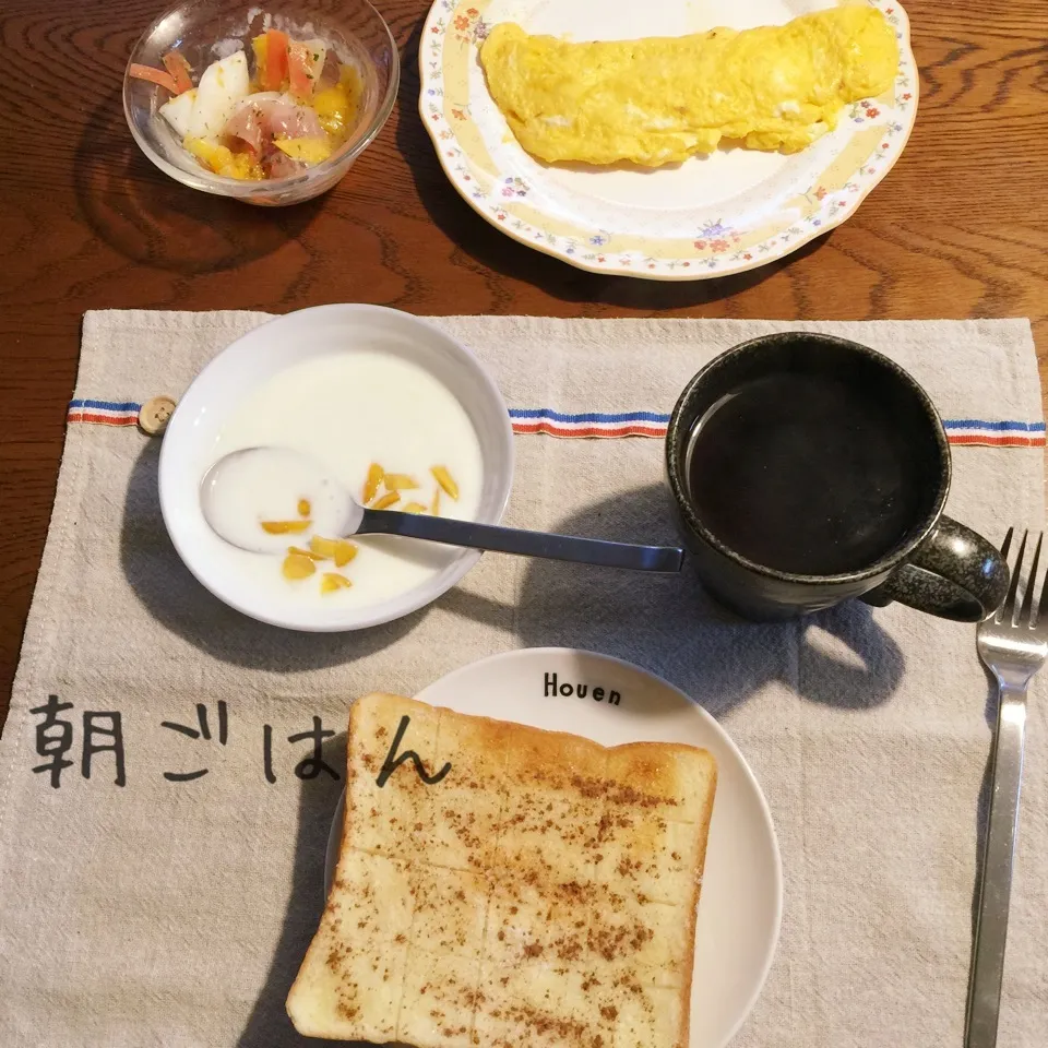 Snapdishの料理写真:シナモントースト、オムレツ、蕪サラダ、ヨーグルトマンゴー|yakinasuさん