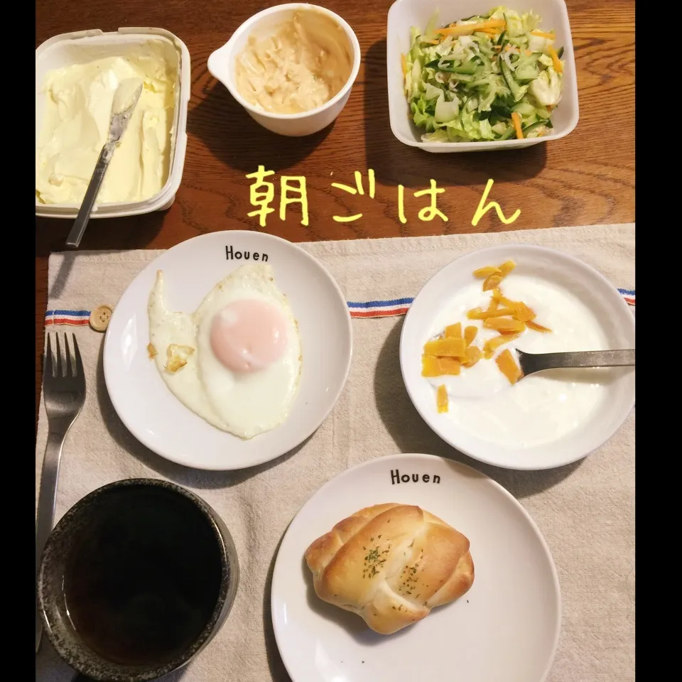 Snapdishの料理写真:ベーコンチーズパン、目玉焼き、サラダ、ヨーグルトマンゴー|yakinasuさん