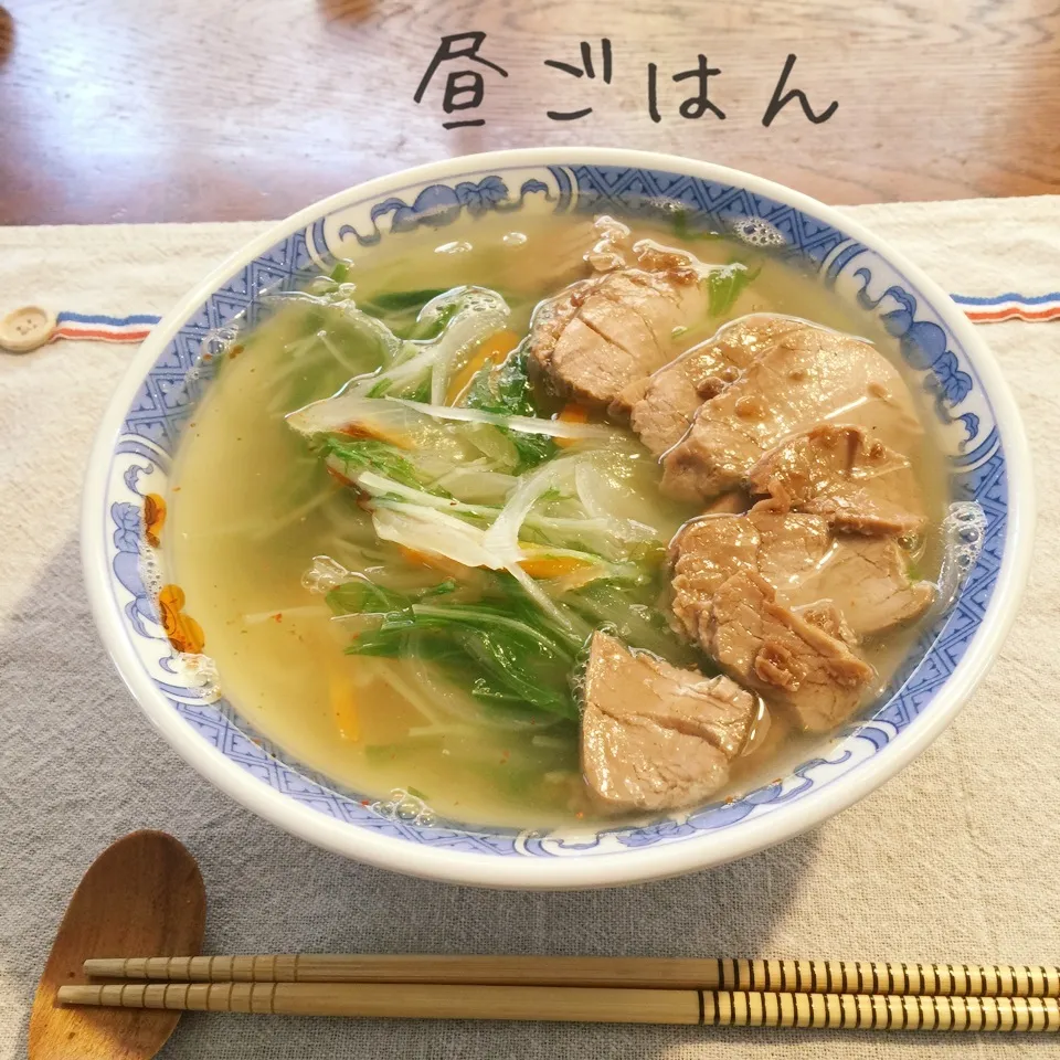 Snapdishの料理写真:塩ラーメン 煮豚のせ|yakinasuさん