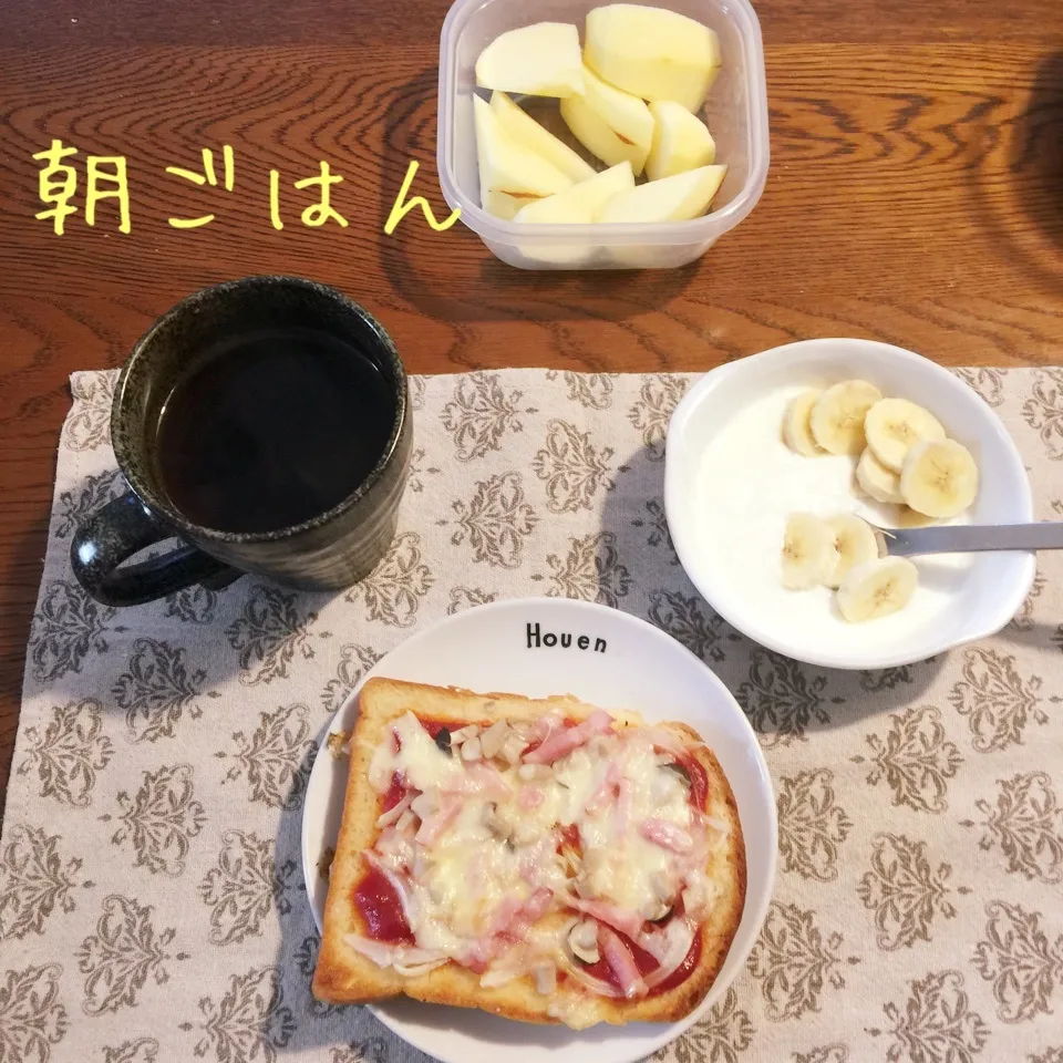 Snapdishの料理写真:ピザトースト、りんご、ヨーグルトバナナ、紅茶|yakinasuさん