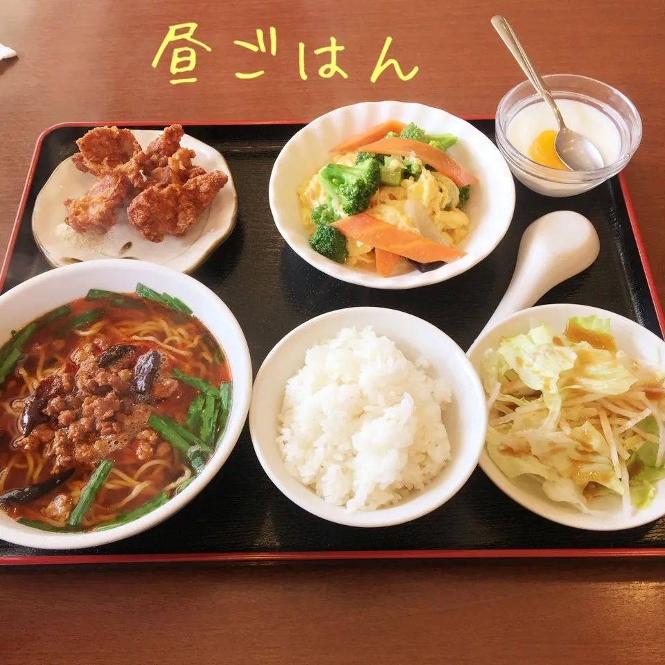 台湾ラーメン、唐揚げ、玉子ブロッコリー炒め、大根サラダ、|yakinasuさん