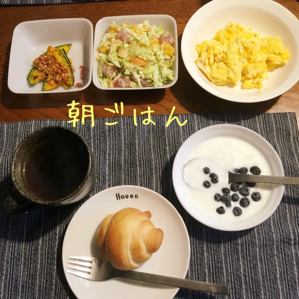 Snapdishの料理写真:甘納豆ロール、スクランブル、サラダ、ヨーグルトBB、紅茶|yakinasuさん