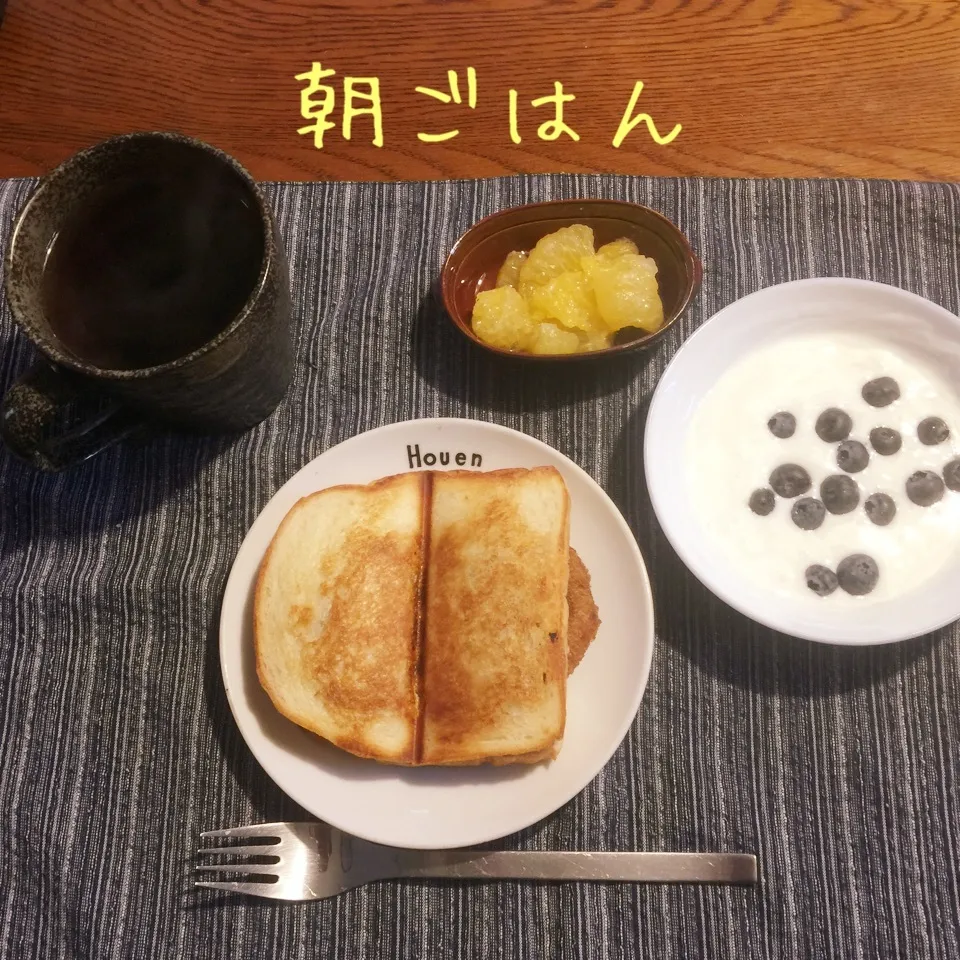 Snapdishの料理写真:コロッケキャベツホットサンド、甘夏、ヨーグルトBB、紅茶|yakinasuさん