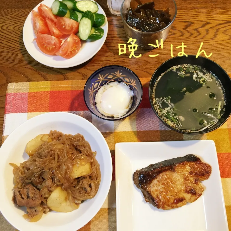 肉じゃが、ブリ照焼き、温泉卵、しじみとワカメスープ、トマト|yakinasuさん