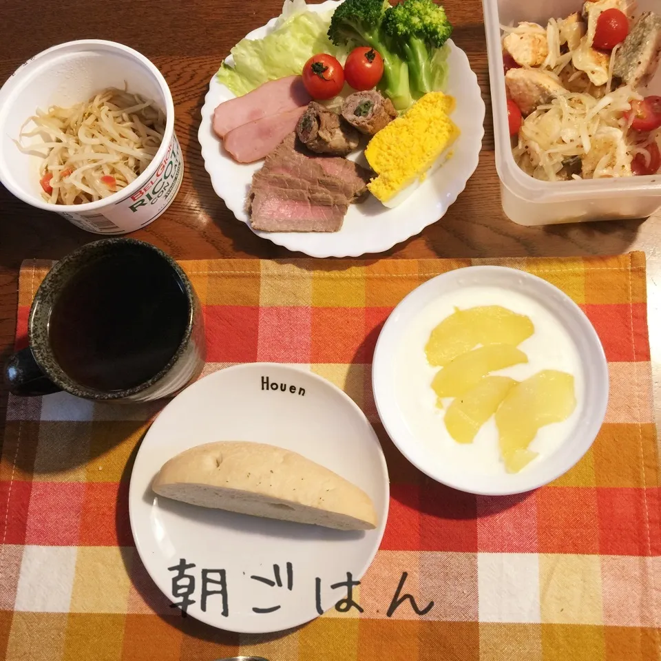 Snapdishの料理写真:フォカッチャ、おせちの肉ハム玉子系、野菜、ヨーグルトりんご煮|yakinasuさん