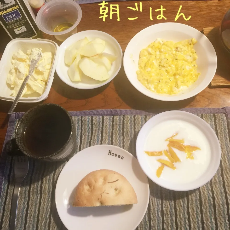 Snapdishの料理写真:フォカッチャ、スクランブル、りんご、ヨーグルトマンゴー|yakinasuさん