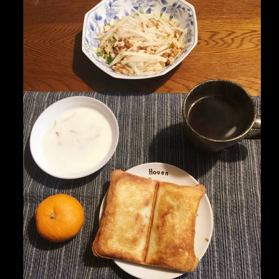 Snapdishの料理写真:キャベツ豚ヒレ蜂蜜の焼きホットサンド、大根サラダ、ヨーグルト|yakinasuさん