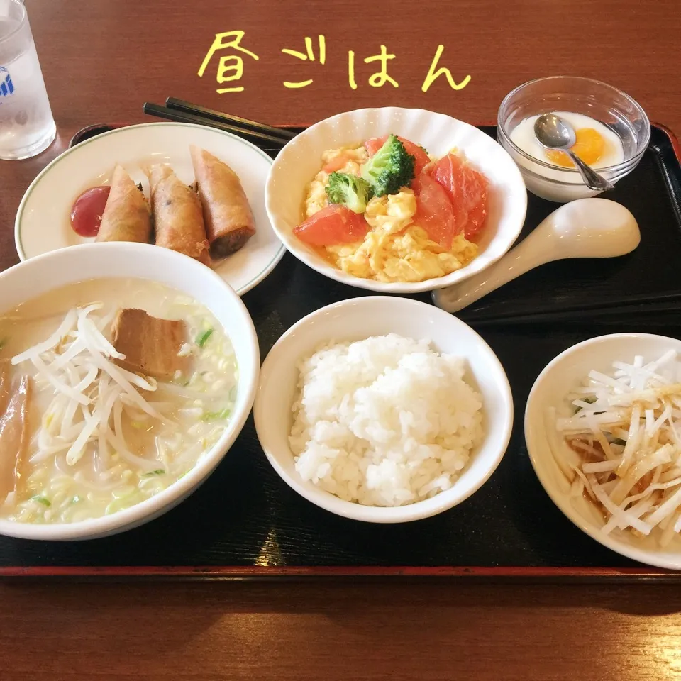 豚骨ラーメン、春巻き、トマトと玉子炒め、大根サラダ、杏仁豆腐|yakinasuさん