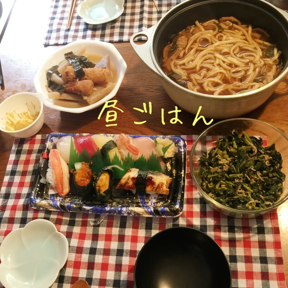 Snapdishの料理写真:戦利品のお寿司、味噌煮込みうどん、おでん、|yakinasuさん