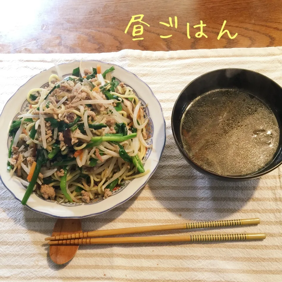 Snapdishの料理写真:ヘビ〜ローテーションのバカうま香港焼きそばと、中華スープ|yakinasuさん