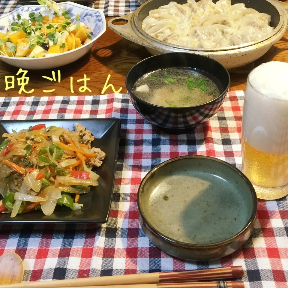 餃子、チャプチェ、豆柿林檎サラダ、エリンギ中華スープ、ビール|yakinasuさん