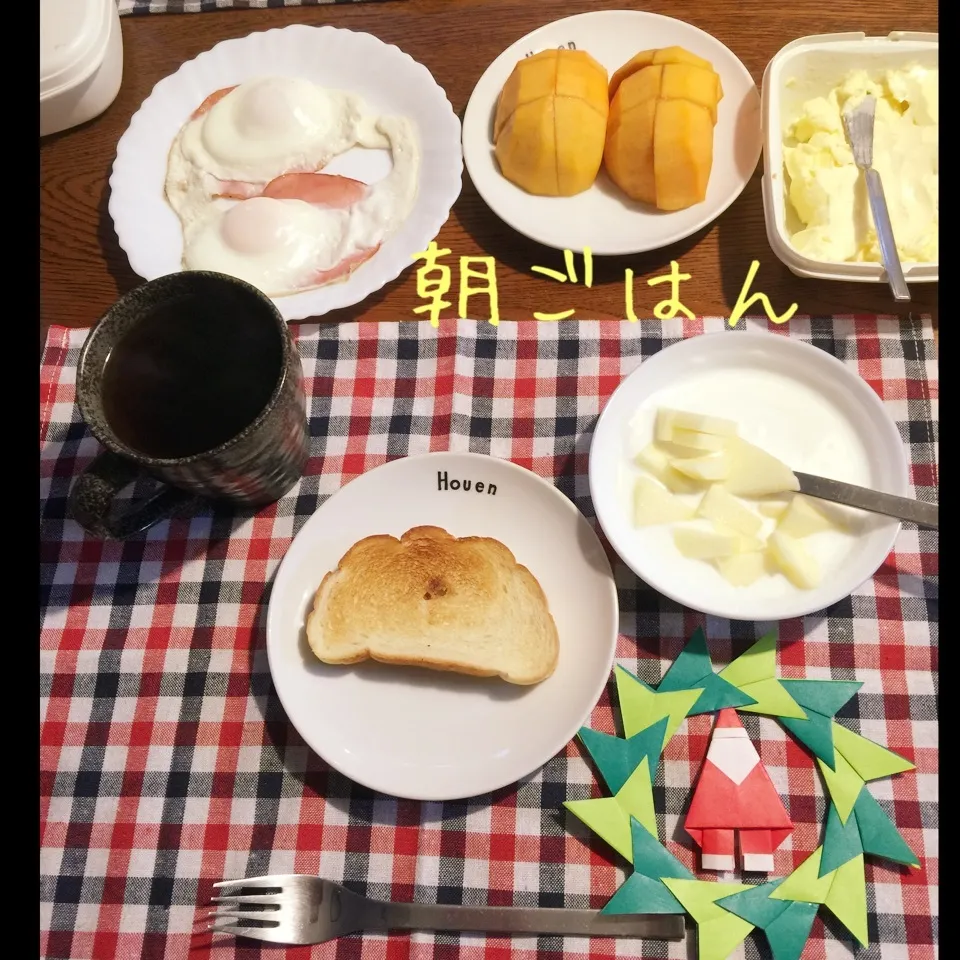 Snapdishの料理写真:ミルクハース、ハムエッグ、柿、ヨーグルトりんご、紅茶|yakinasuさん