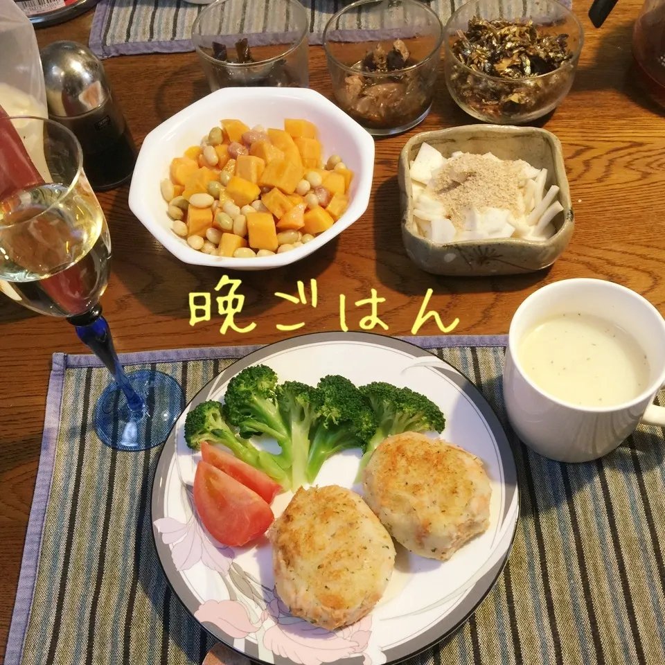 Snapdishの料理写真:鮭の焼きコロッケ、スープ、柿豆サラダ、蕪浅漬け、ワイン|yakinasuさん