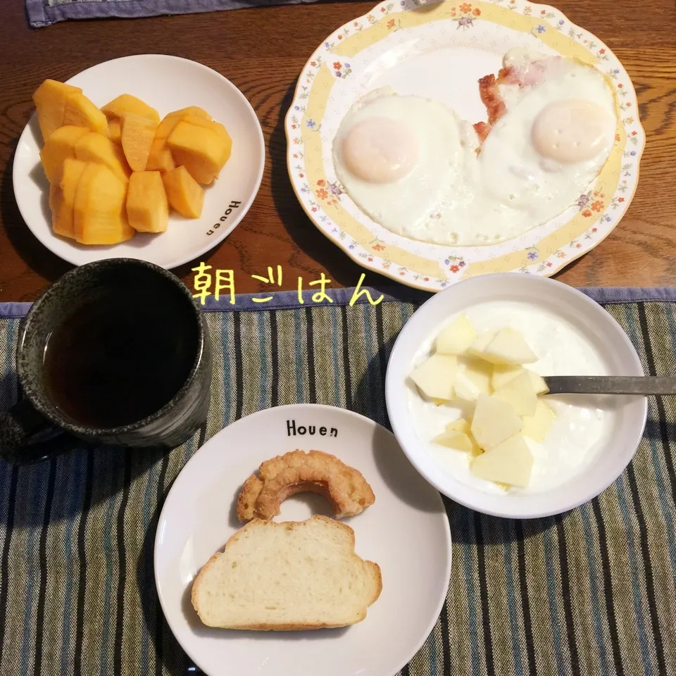 Snapdishの料理写真:ミルクハース、ドーナツ、ベーコンエッグ、柿、ヨーグルト 林檎|yakinasuさん