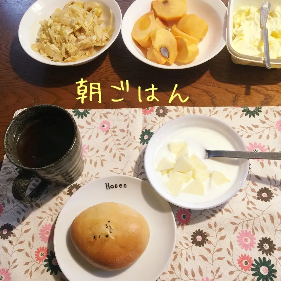 Snapdishの料理写真:あんパン、玉ねぎ炒め、柿、ヨーグルトリンゴ、アッサム紅茶|yakinasuさん