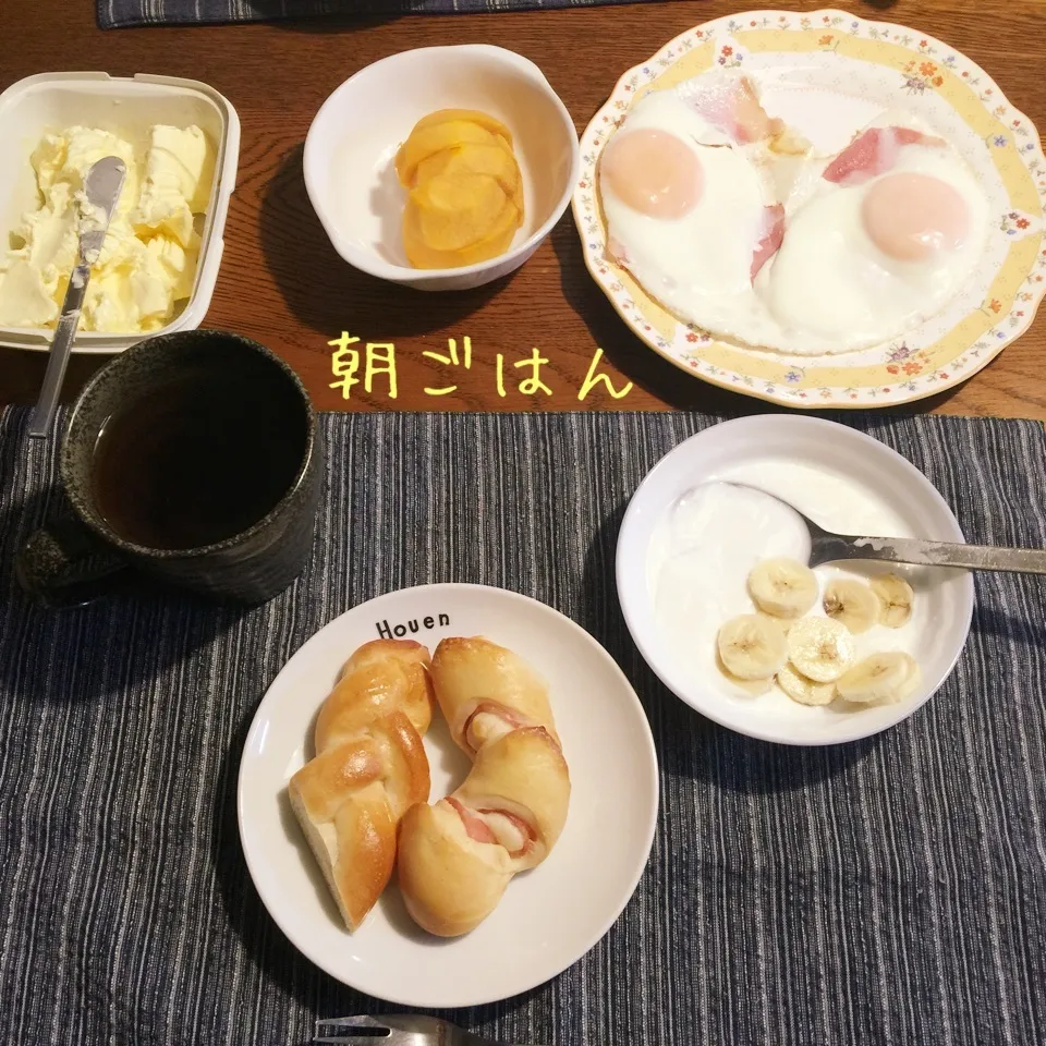 Snapdishの料理写真:ベーコンエピ、ハムエッグ、柿、ヨーグルトバナナ、紅茶|yakinasuさん