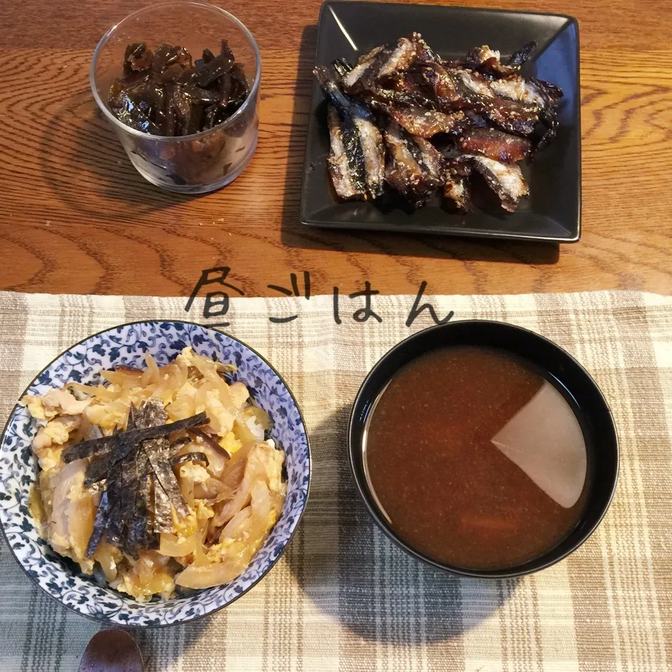 Snapdishの料理写真:親子丼、ナメコ赤出し、味醂焼きししゃも、ワカメ常備菜|yakinasuさん