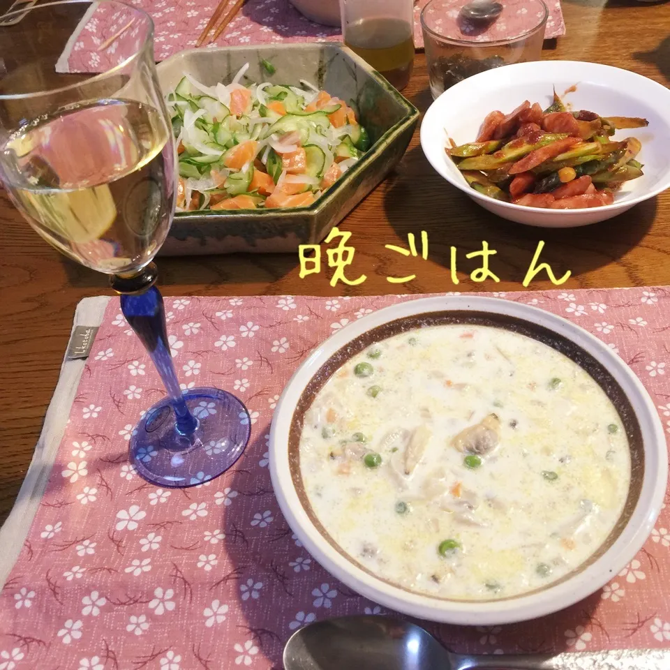 Snapdishの料理写真:クラムチャウダー、アスパラウインナタバスコ炒、サーモンサラダ|yakinasuさん