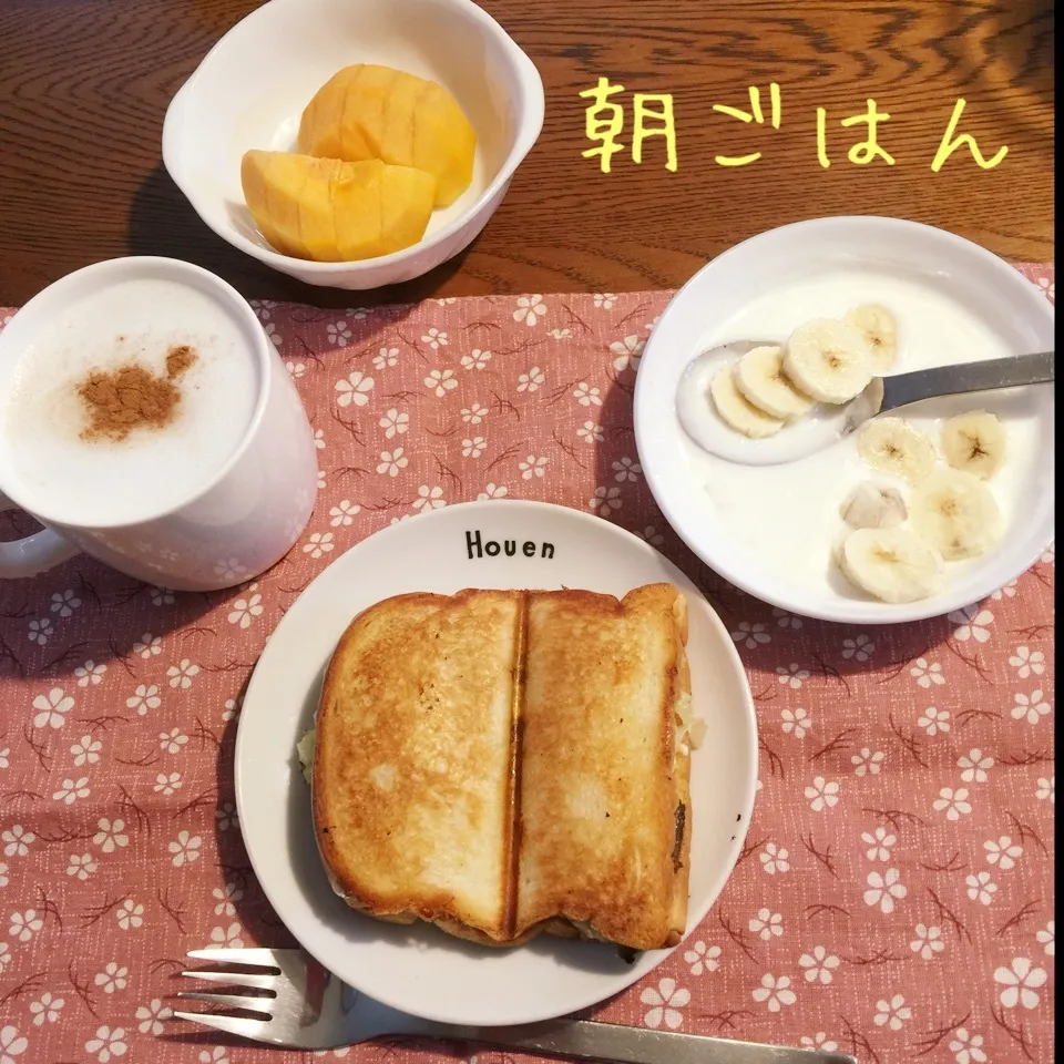 Snapdishの料理写真:キャベツと鯖ホットサンド、柿、ヨーグルトバナナ、カプチーノ|yakinasuさん