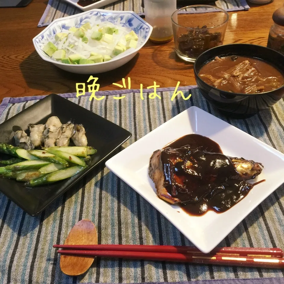 鯖味噌煮、牡蠣ガリバタ焼き、アスパラバター炒め、大根サラダ|yakinasuさん