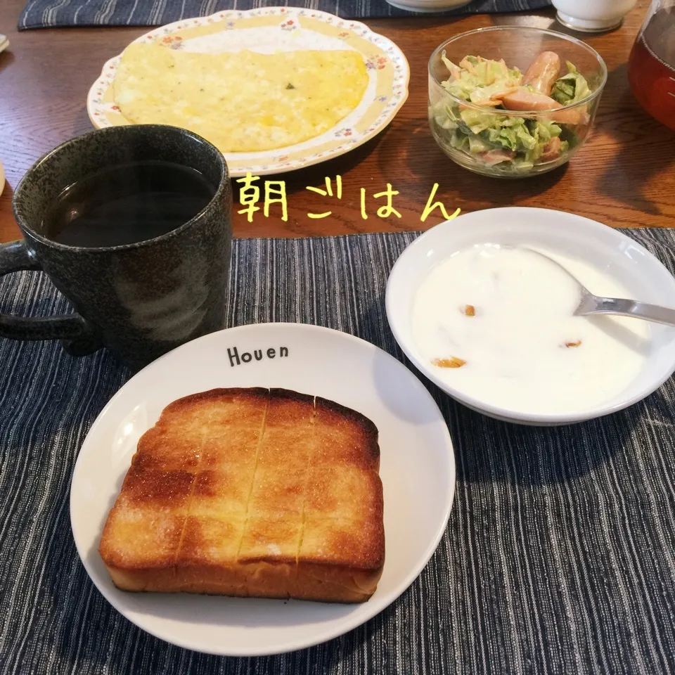 Snapdishの料理写真:トースト、オムレツ、キャベソーカレーマヨ、ヨーグルトマンゴー|yakinasuさん