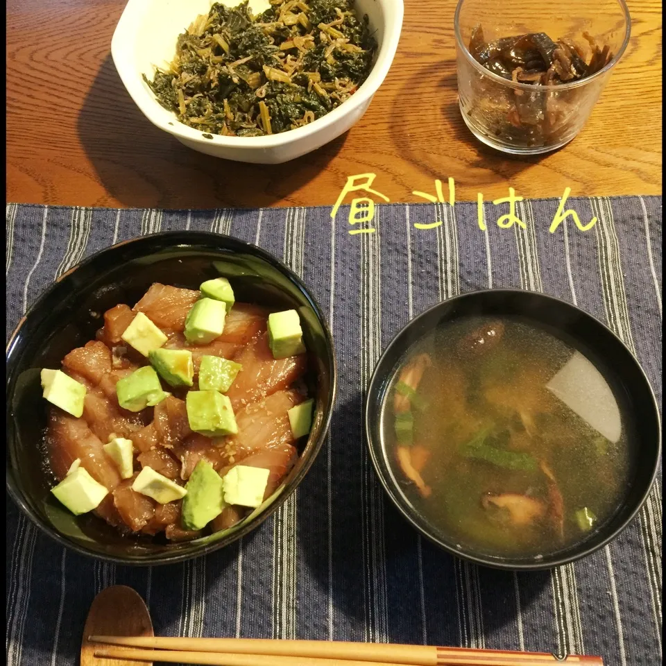 漬け鮪とアボカドの丼、すまし汁、常備菜|yakinasuさん