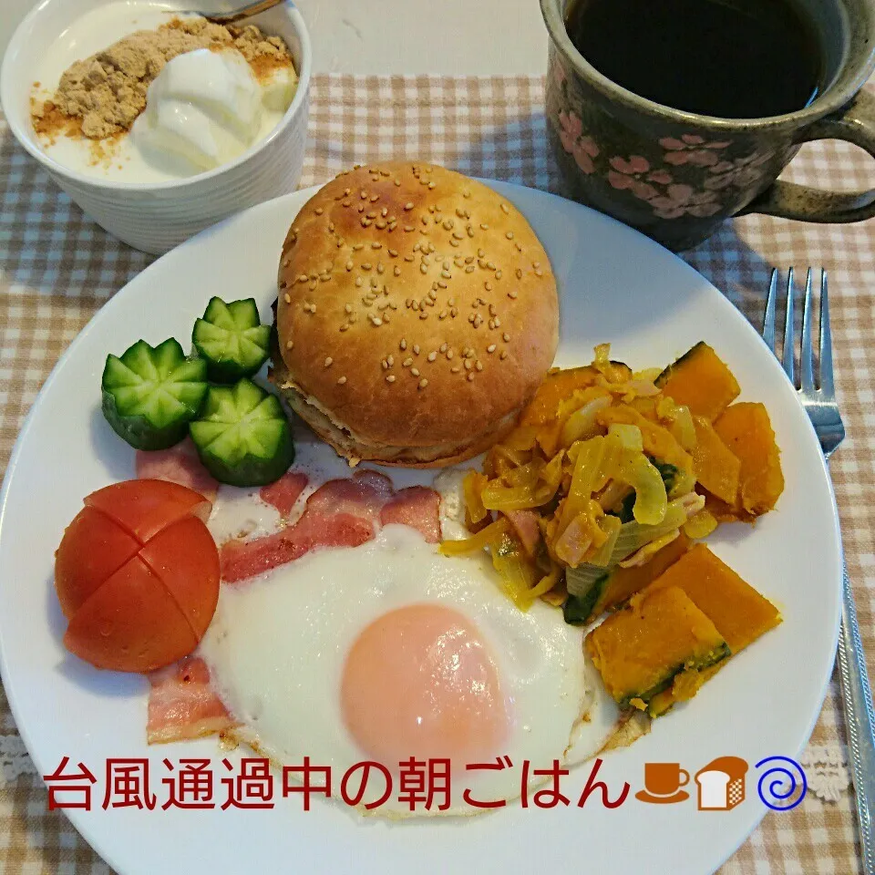 台風通過中の朝ごはん☕🍞🌀|oomugiさん