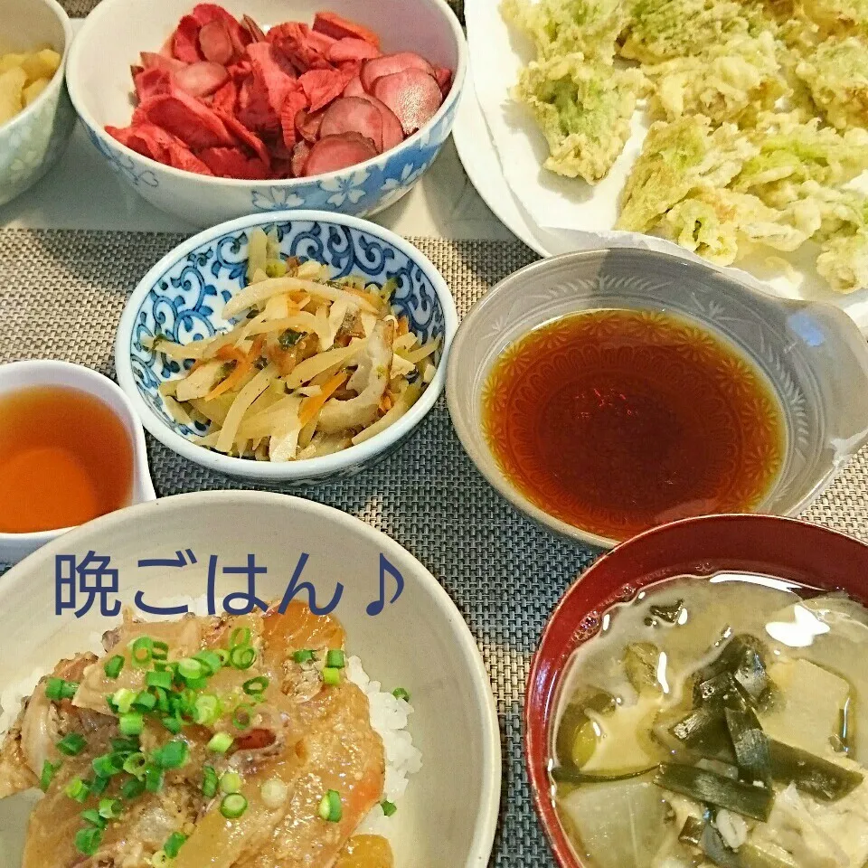 Snapdishの料理写真:今日の晩ごはん(ふきのとうの天ぷらと…)|oomugiさん