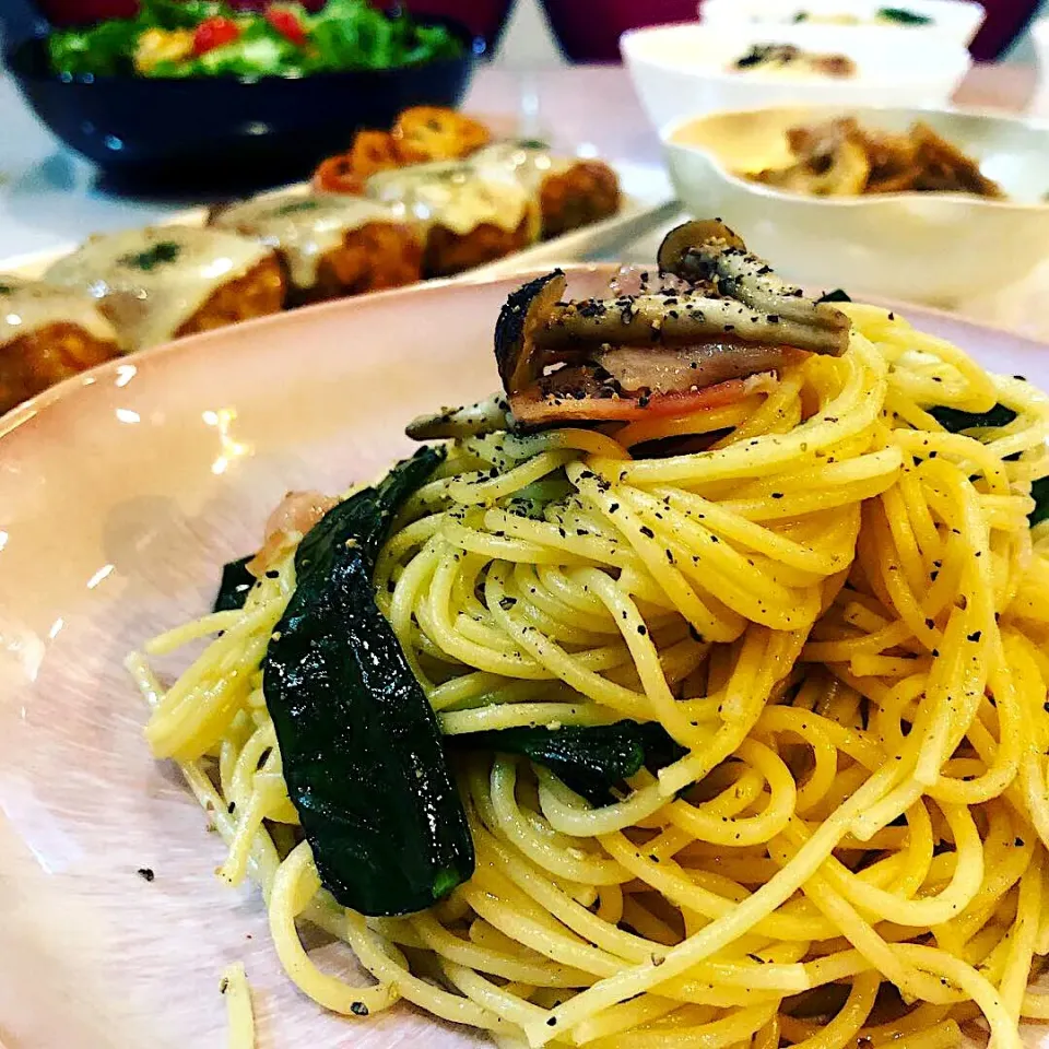 ベーコンとほうれん草、しめじのオイルパスタ🍝|ハマちゃんさん