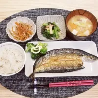 Snapdishの料理写真:秋刀魚の開き定食|Yuk@さん