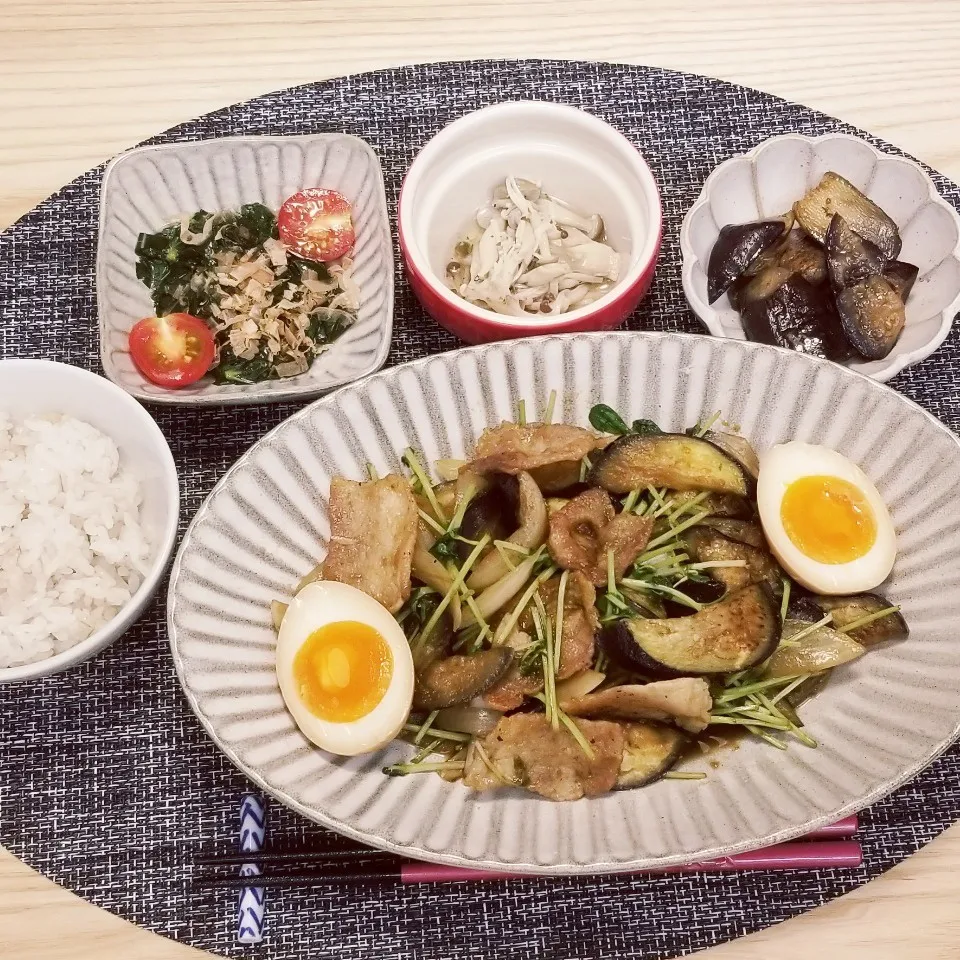 カリカリ豚肉とナス豆苗の炒め物|Yuk@さん