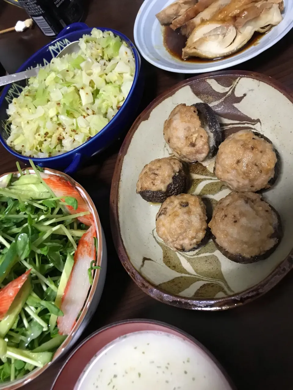 11月18日晩ご飯。肉詰め椎茸、ザワークラウト、豆苗サラダ。|あやさん