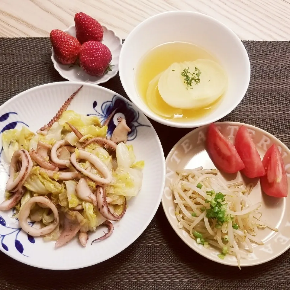 Snapdishの料理写真:イカと春キャベツの醤油バター炒め|Yuk@さん