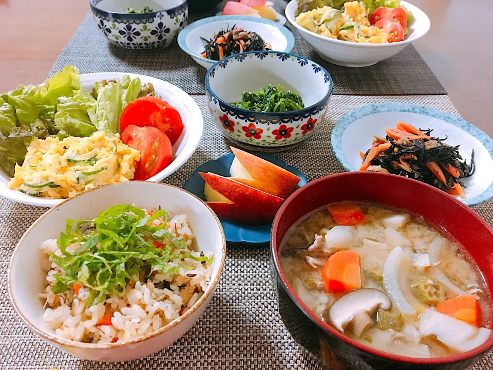 鯖缶で炊き込みご飯 豚汁 ひじきの煮物 ほうれん草の胡麻和え さつまいもサラダ|Shokoさん