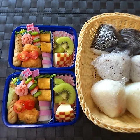 Snapdishの料理写真:休日登校日のお弁当 フルーツカット お花ハム 枝豆スティック|☆KUMIKO☆さん