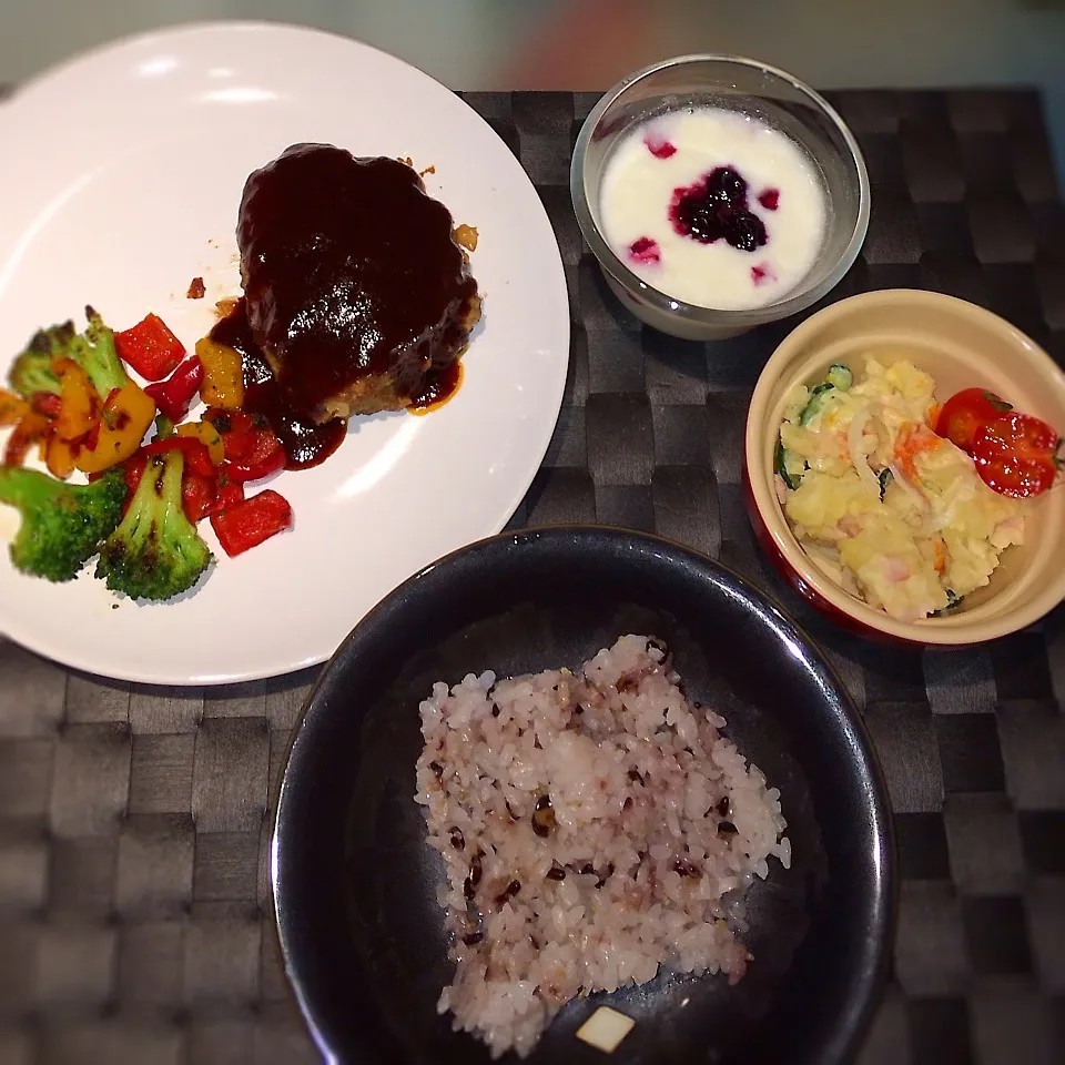 夕飯…ハンバーグ  身体に良い雑穀米で|☆KUMIKO☆さん
