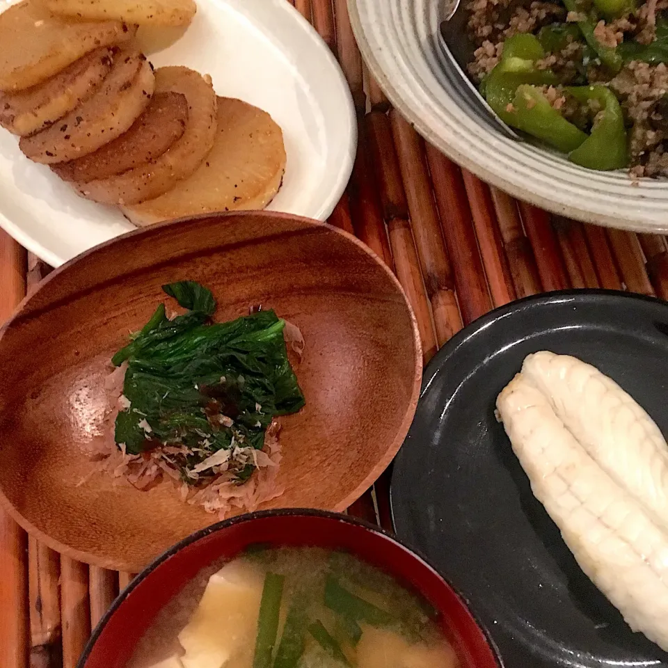 Snapdishの料理写真:きょうの夜ごはん#なすとピーマン、ひき肉の味噌炒め#ふぐの白焼き#大根ステーキ#ニラと豆腐の味噌汁#ほうれん草のおひたし#牡蠣のオイル漬け|chachaさん