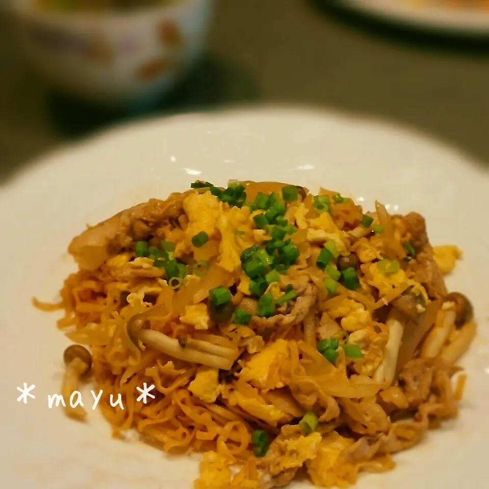 チキンラーメンで♡アジアン風焼きそば♡|しんのすけさん