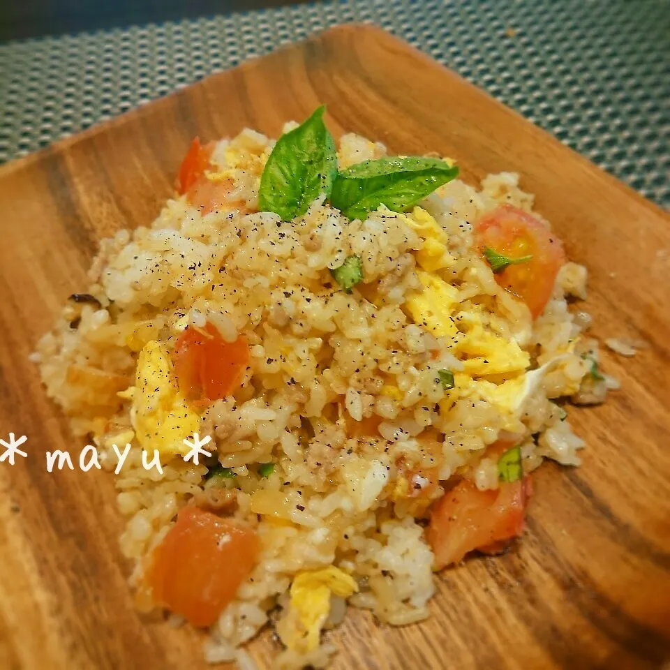 ひき肉でトマトとバジルの炒飯♡|しんのすけさん