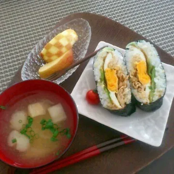 Snapdishの料理写真:初おにぎらずでお昼ごはん♪|しんのすけさん