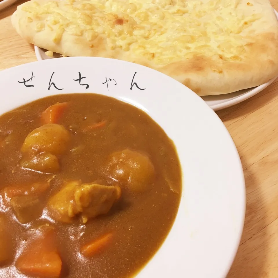 Snapdishの料理写真:洋風カレーとナン❣️💖|せんちゃんさん