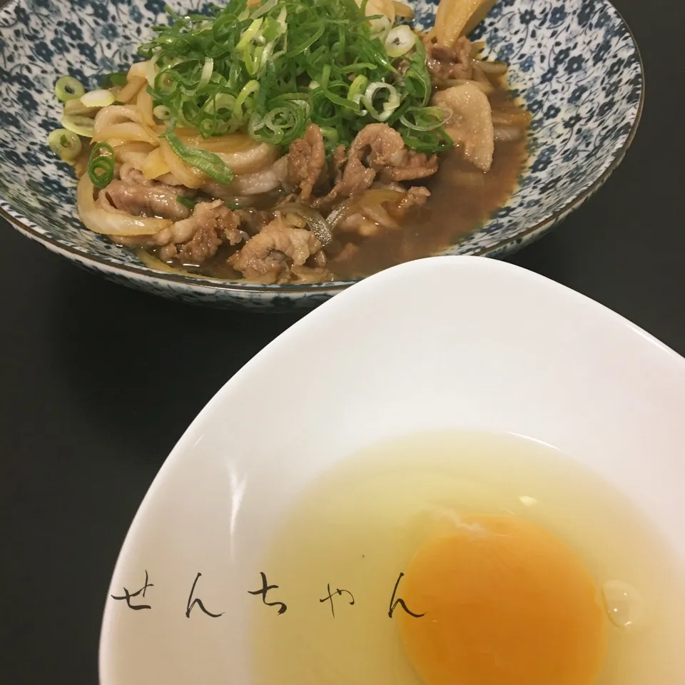 Snapdishの料理写真:豚肉と玉ねぎのすき焼き風❣️|せんちゃんさん