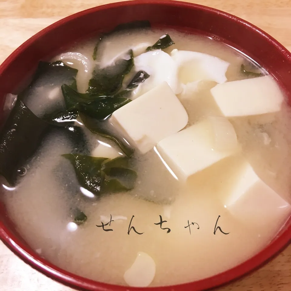 白味噌仕立てのお雑煮〜〜♪(⌒▽⌒)豆腐、ワカメ、玉子、白葱|せんちゃんさん