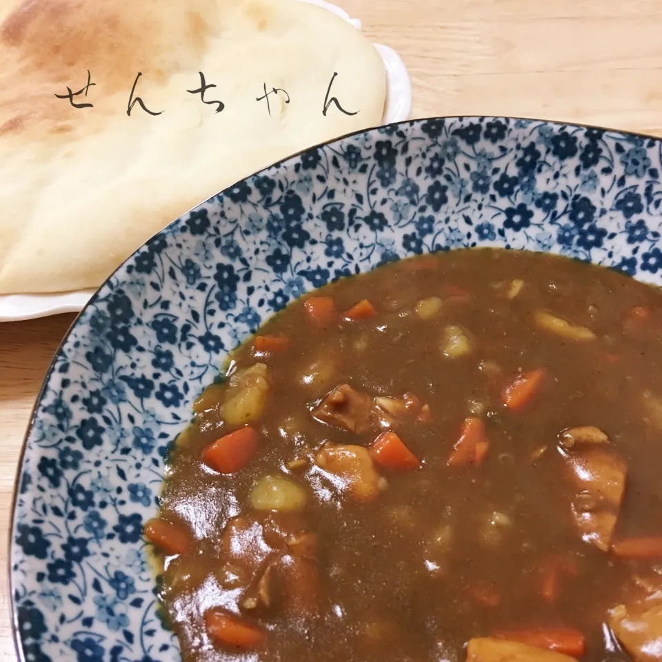 Snapdishの料理写真:チキンカレーと手作りナン|せんちゃんさん