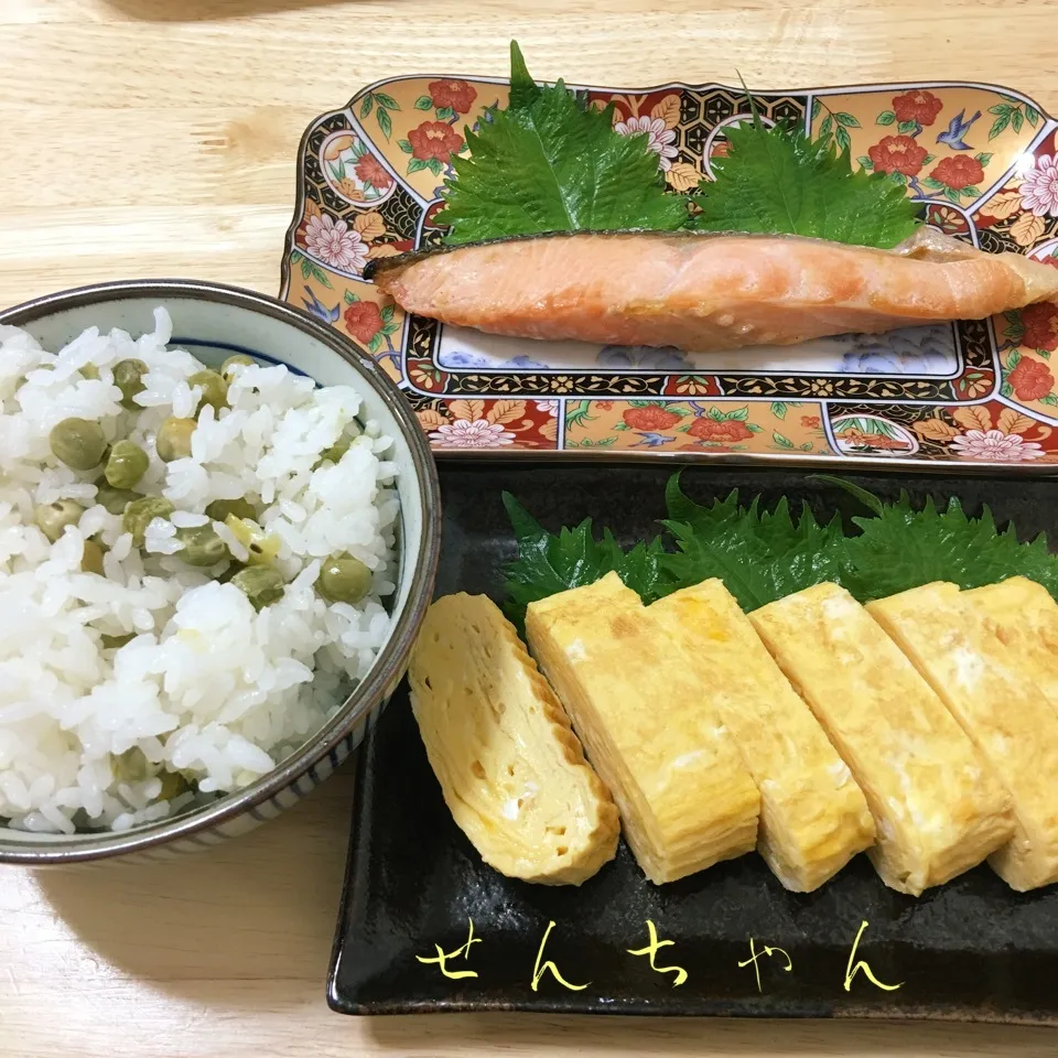 豆ご飯と鮭&だし巻き|せんちゃんさん