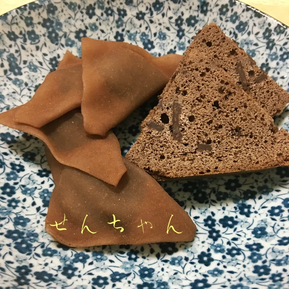 貰い物の生八つ橋ひじりとチョコケーキ^_−☆‼️❤️|せんちゃんさん